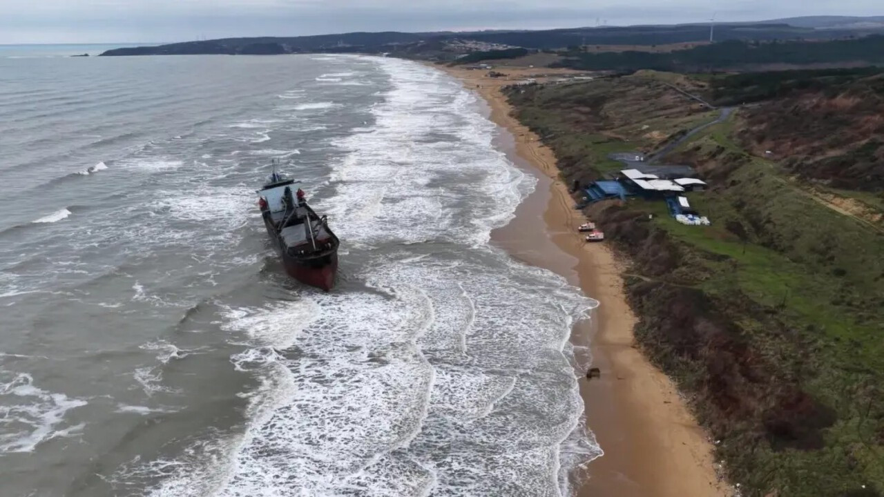 Sarıyer açıklarında karaya oturan kargo gemisinin bekleyişi sürüyor