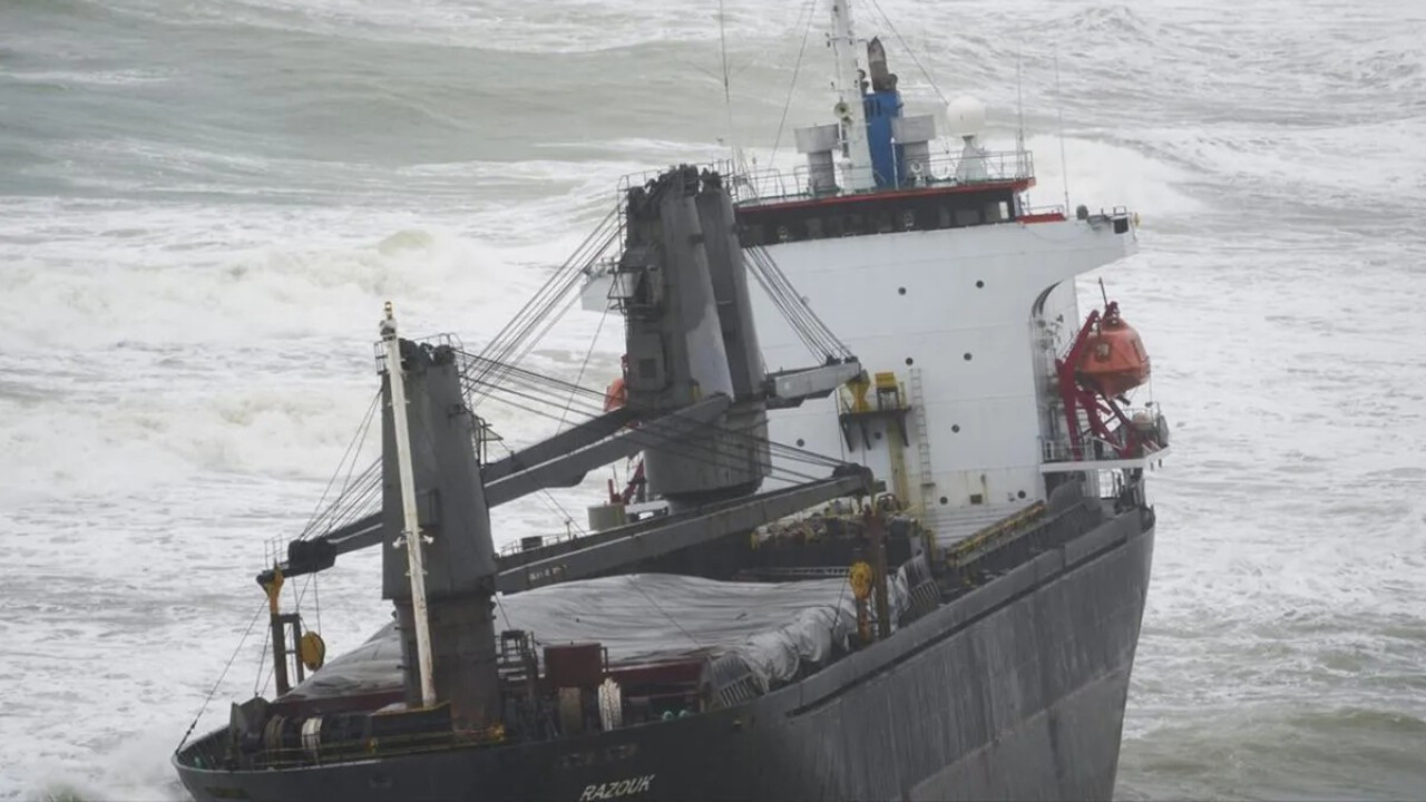 Sarıyer'de karaya oturan gemiyi kurtarma çalışmaları devam ediyor