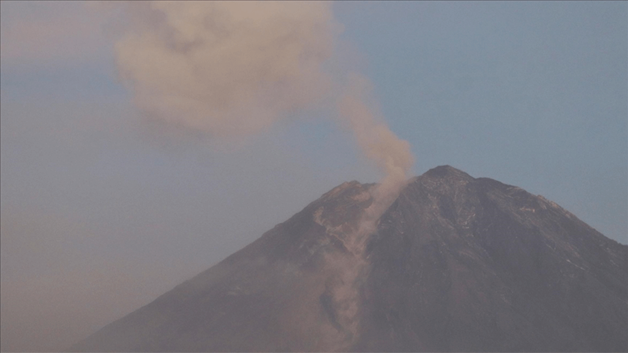 Semeru Yanardağı'ndan şiddetli patlama meydana geldi