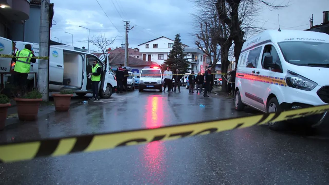 Emekli polis, eşini ve MHP ilçe başkanını öldürdü