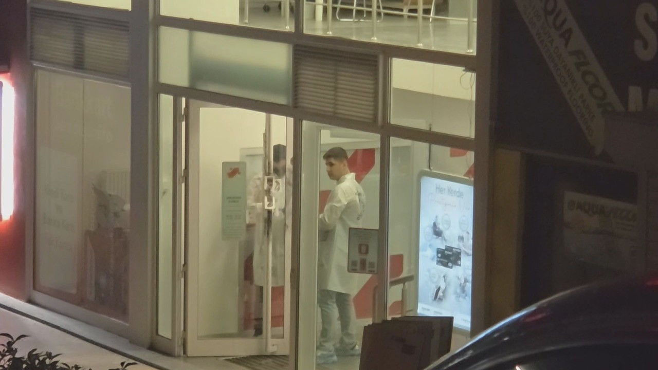 Eminönü'nde banka soygunu! Paraları alıp kaçtı