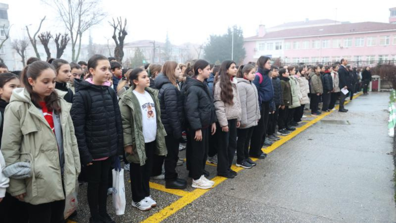 Okullarda 6 Şubat depremlerinde hayatını kaybedenler için saygı duruşu yapıldı