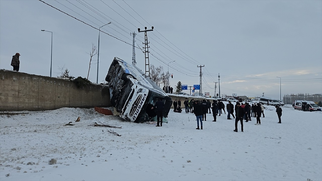 Ağrı'da yolcu otobüsünün devrildi: Çok sayıda yaralı var