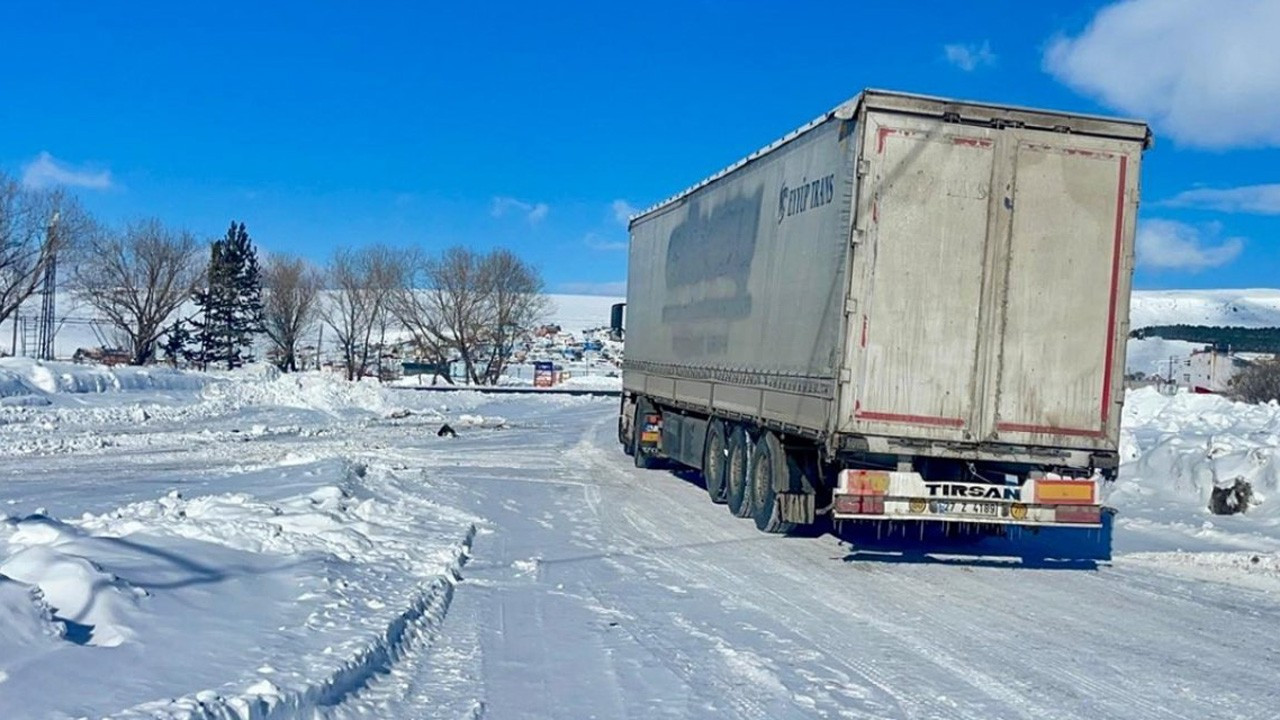 Ardahan'da Türkgözü-Posof-Damal kara yolu tırların geçişine kapatıldı