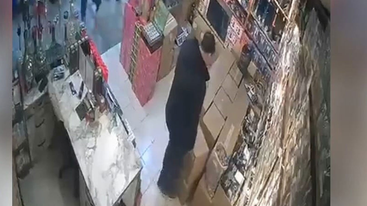 Asma tavan iş yeri sahibinin üzerine çöktü... O an kamerada