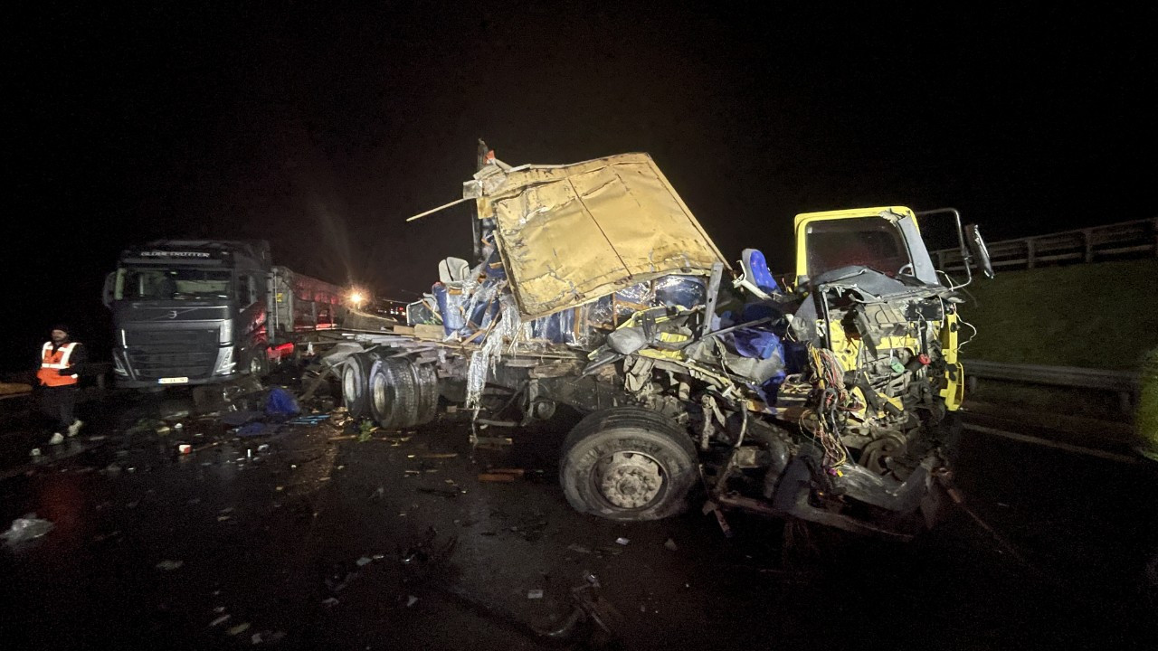 Bolu'da feci kaza! Tıra arkadan çarpan kamyon yola savruldu