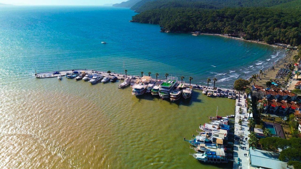 Çamurlu sular denize ulaştı: Akyaka'da denizin rengi değişti