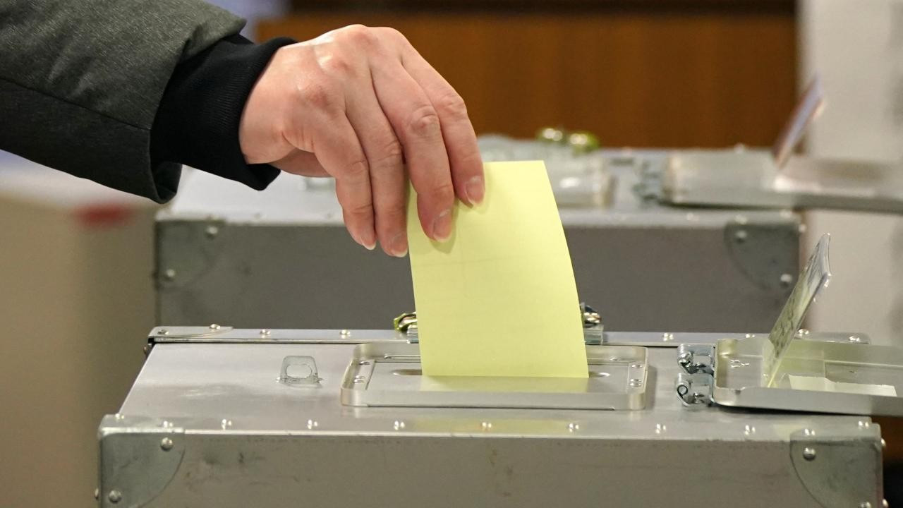 Japonya, erken genel seçim için sandık başına gitti