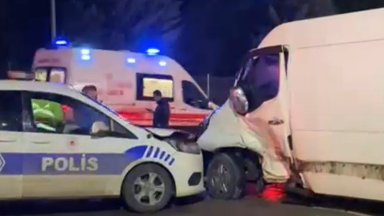 Sultanbeyli’de polis aracı ile otomobil çarpıştı: 2'si polis 3 yaralı