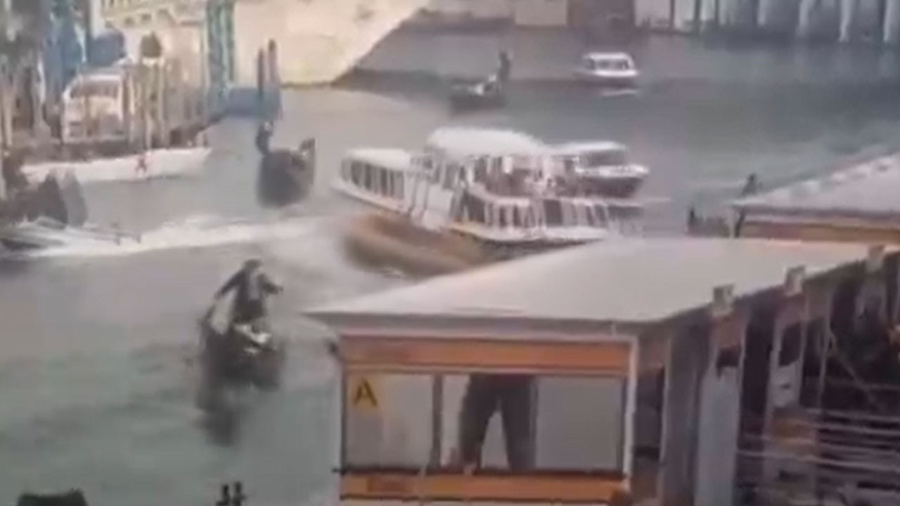 Venedik'te arızalanan bir tekne, Büyük Kanal'ı birbirine kattı
