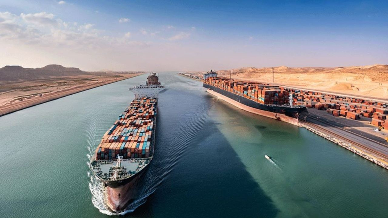 Süveyş Kanalı'nın geliri 500 milyon dolara dayandı