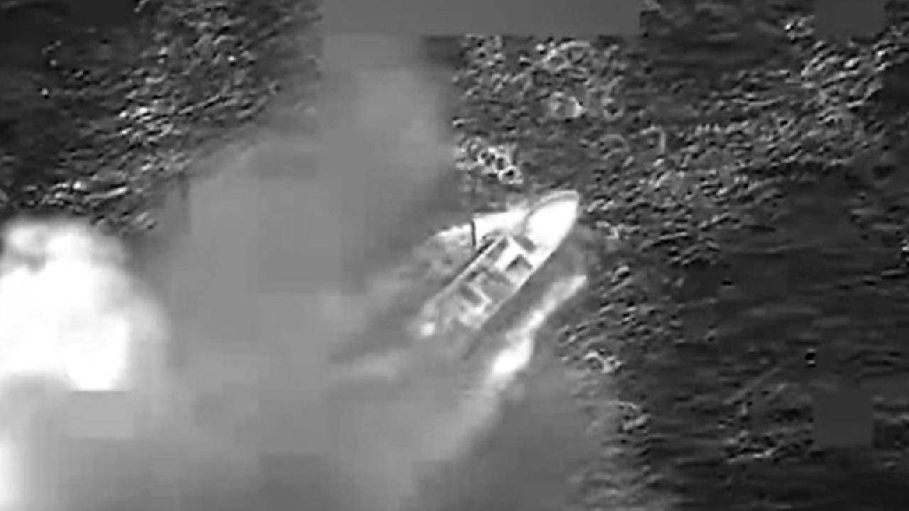 ABD, Doğu Pasifik'te uyuşturucu taşıdığı öne sürülen tekneyi vurdu (Video)