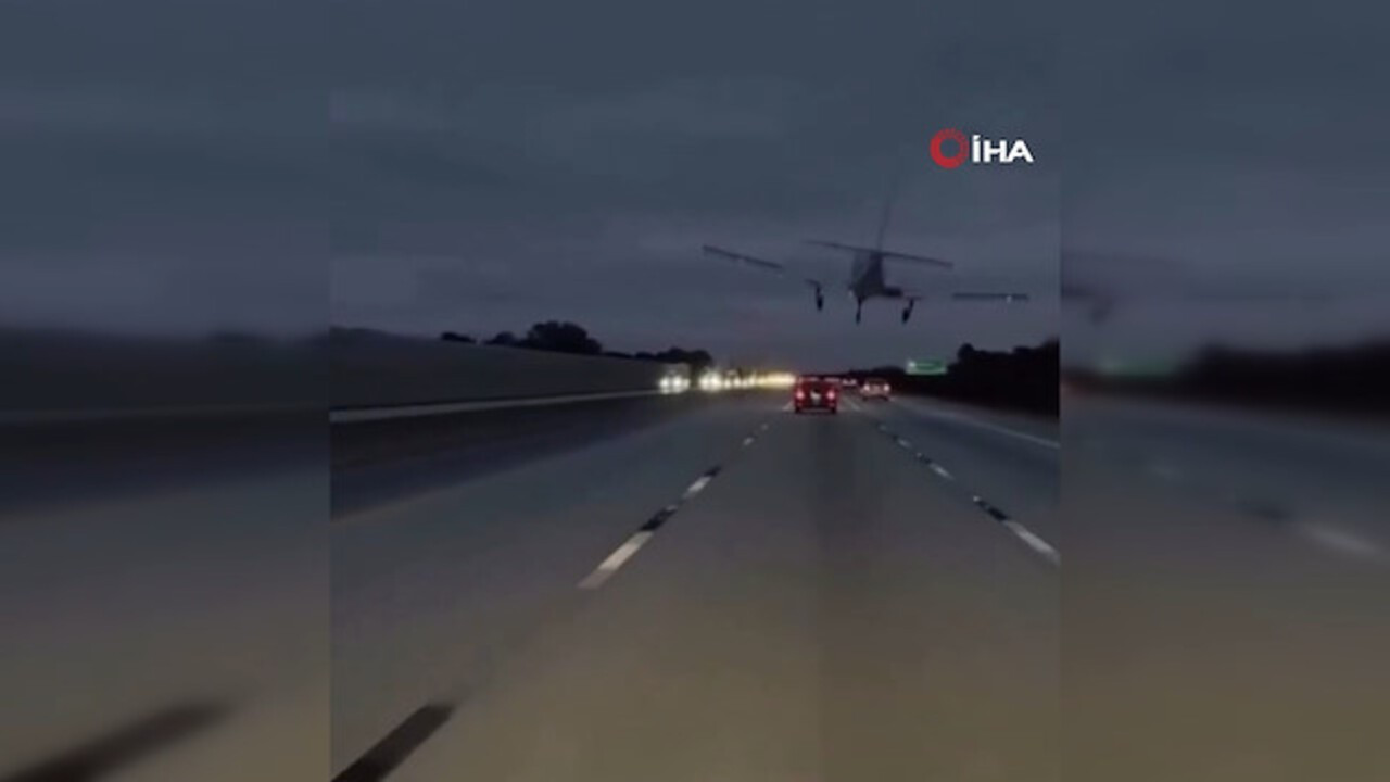 ABD'de uçak otoyola indi: Yaralılar var