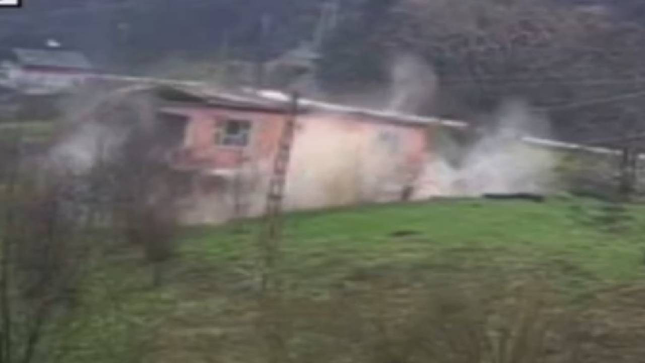 Heyelan nedeniyle 2 katlı ev çöktü: İşte o anlar (Video)