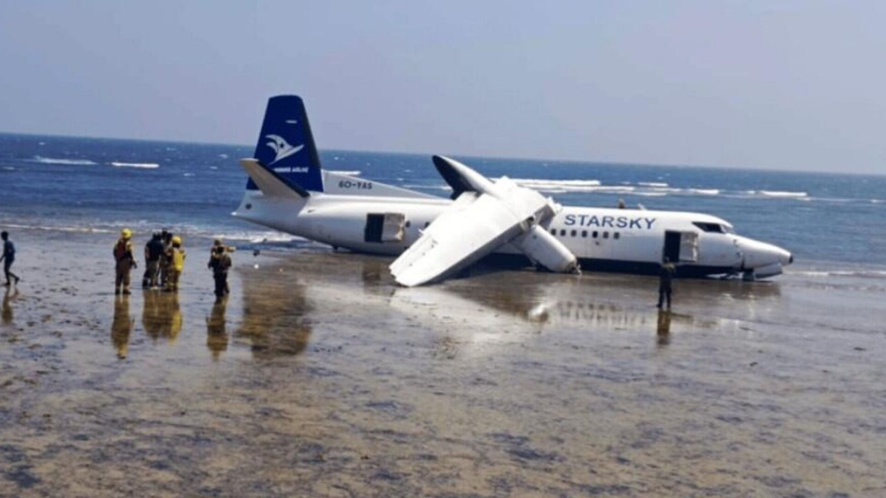 Somali'de facianın eşiğinden dönüldü: Yolcu uçağı pistten çıktı