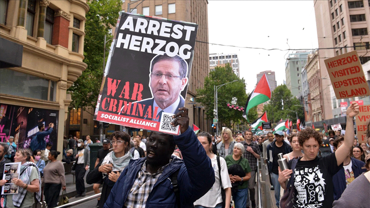 Avustralya'da yüzlerce kişi, Parlamento binası önünde Herzog'un ziyaretini protesto etti