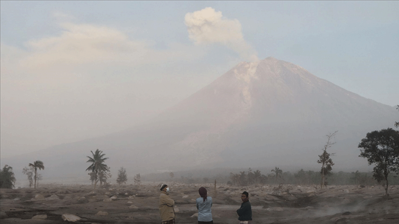 Endonezya'daki Semeru Yanardağı 5 kez patladı