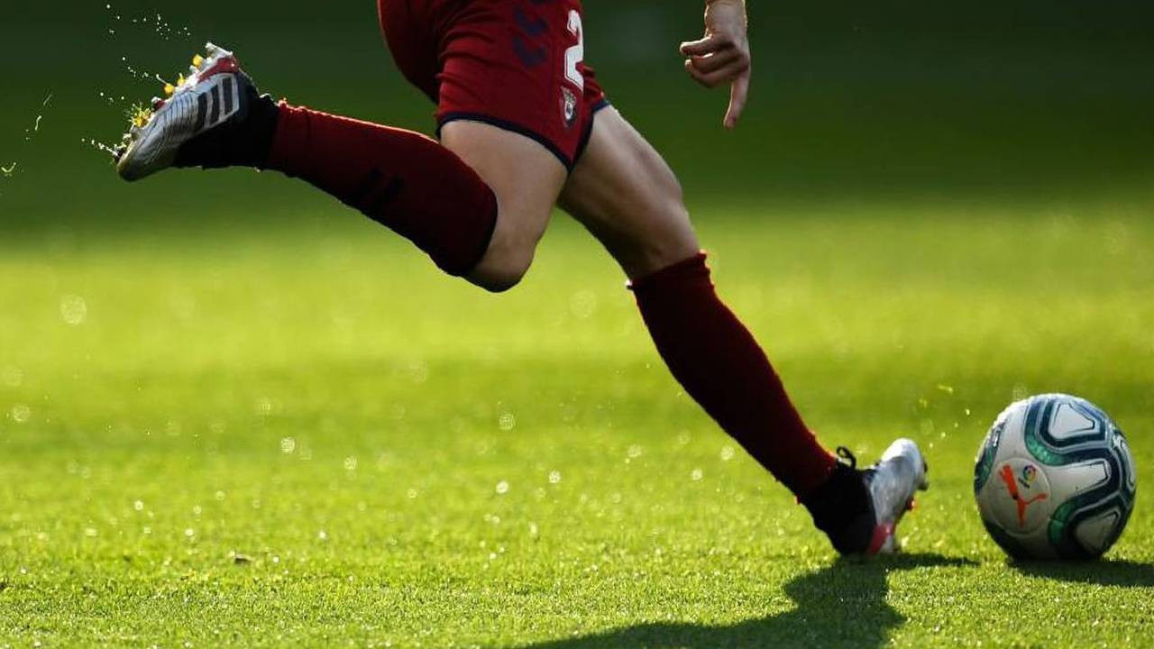 Maskeli taraftar maç sırasında VAR monitörünün fişini çekti