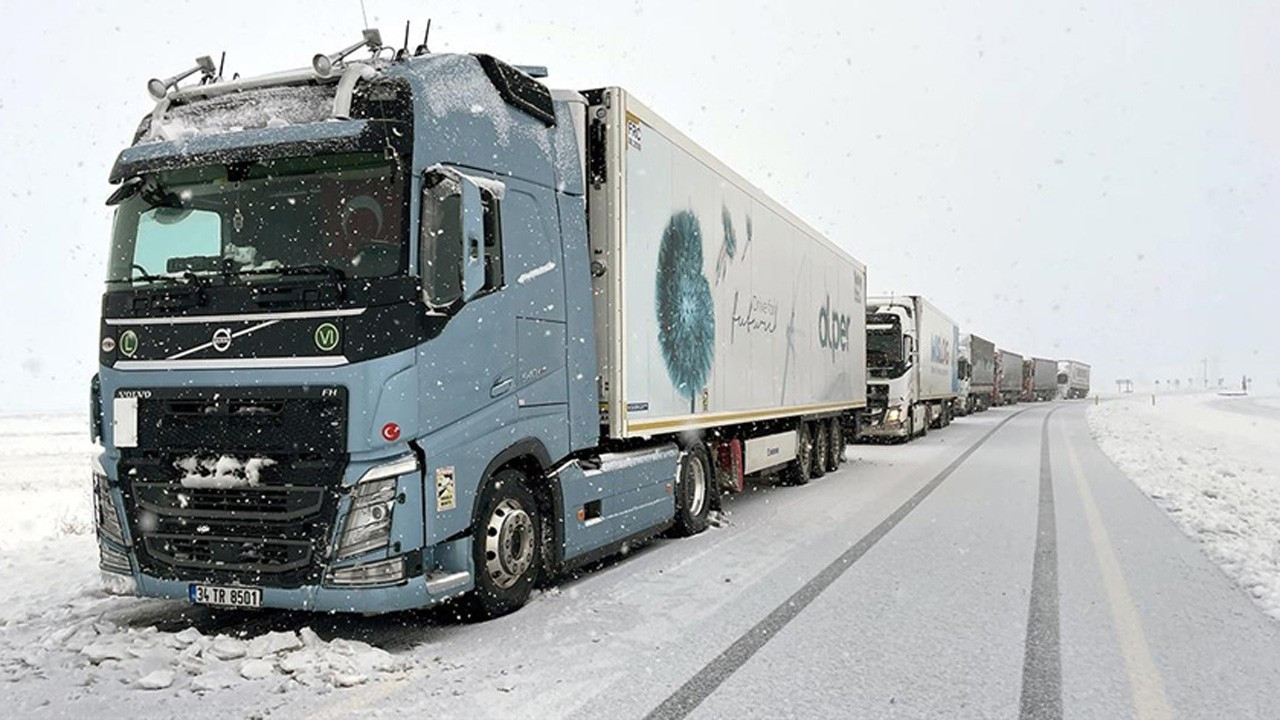 Ardahan'da gümrük kapısı yolu zincirsiz tır geçişine kapatıldı