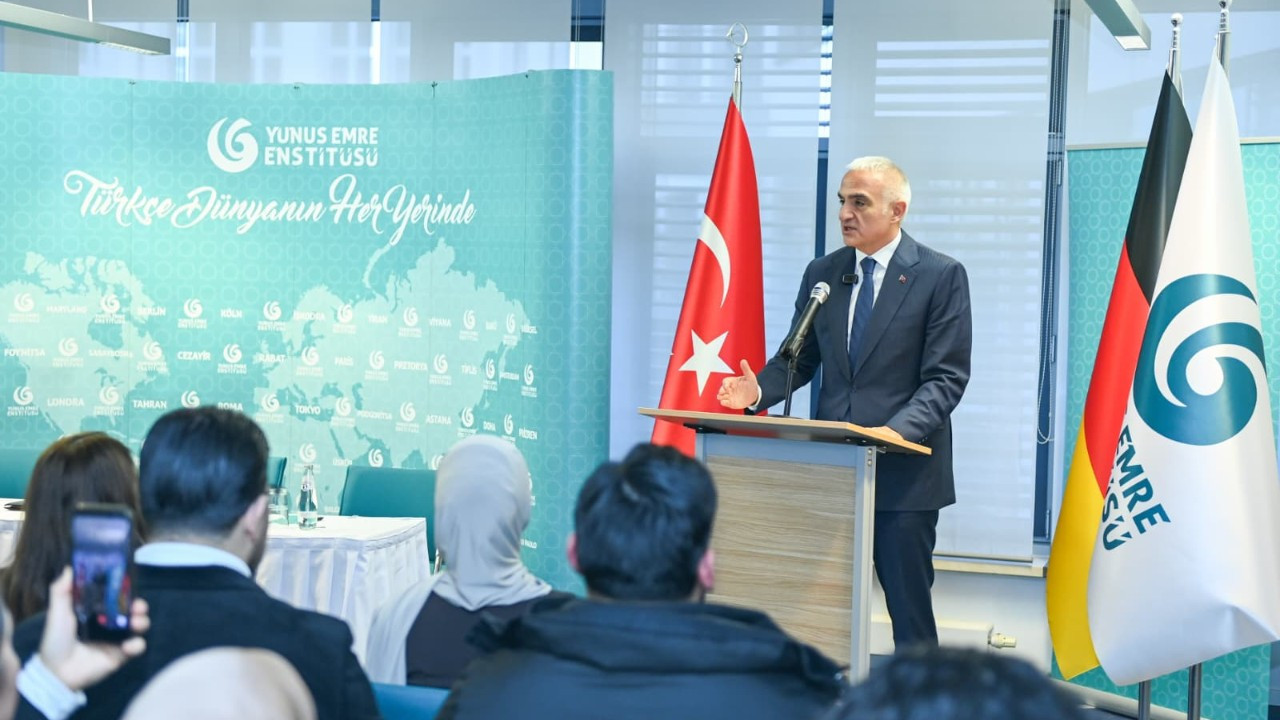 Kültür ve Turizm Bakanı Ersoy, Berlin'de Türkçe öğrenen gençlerle buluştu