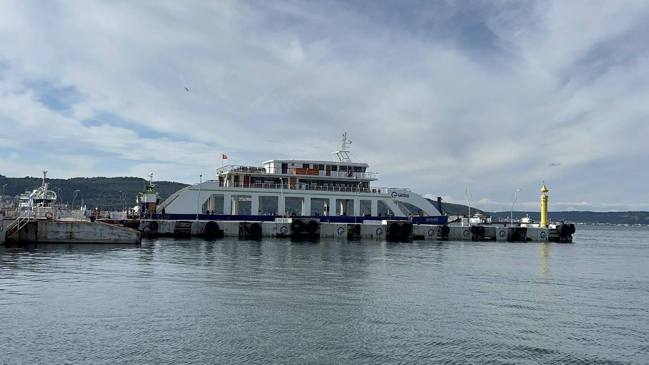 Bozcaada ve Gökçeada'da feribot seferlerine fırtına engeli