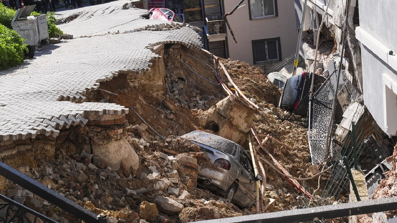 İzmir'de istinat duvarı çöktü: Arabalar toprak altında kaldı