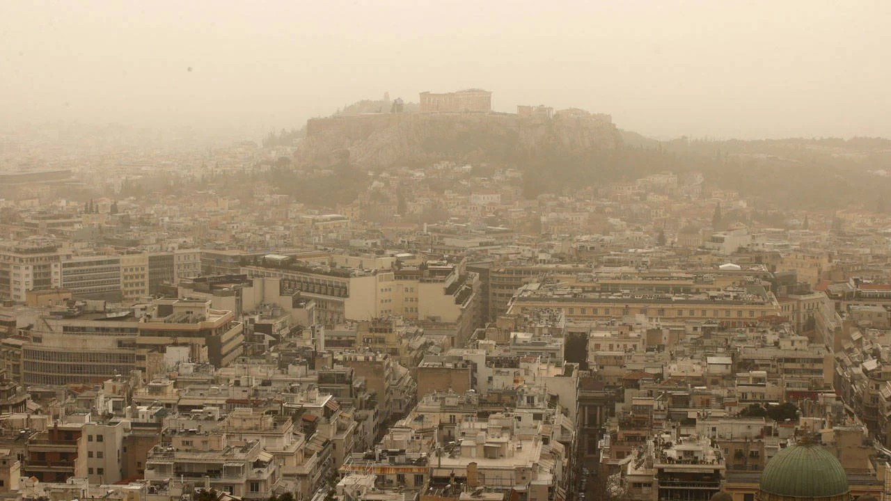 Atina, Afrika tozu etkisiyle sarıya büründü: Meteoroloji'den Türkiye için de uyarı geldi