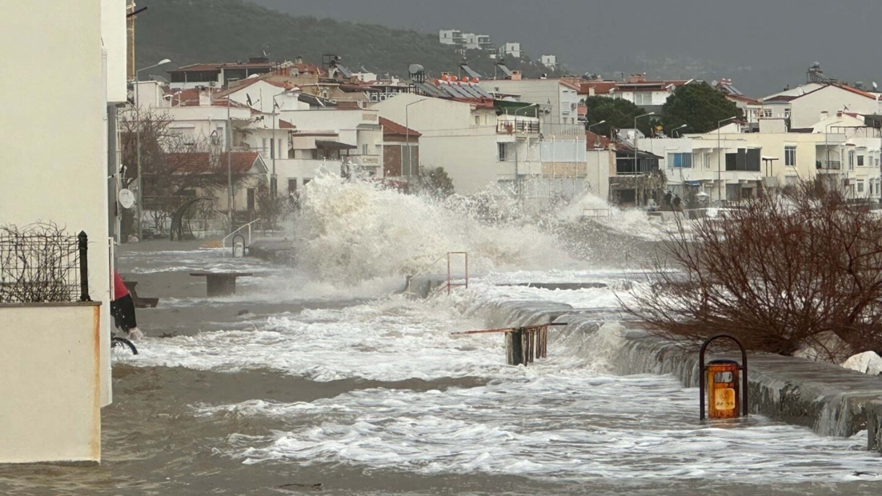 Çanakkale'de kuvvetli fırtına: Sahil mahallelerini deniz suyu bastı