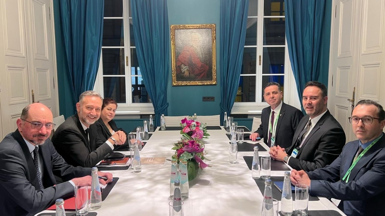 Dışişleri Bakan Yardımcısı Gümrükçü'den Münih'te görüşme trafiği