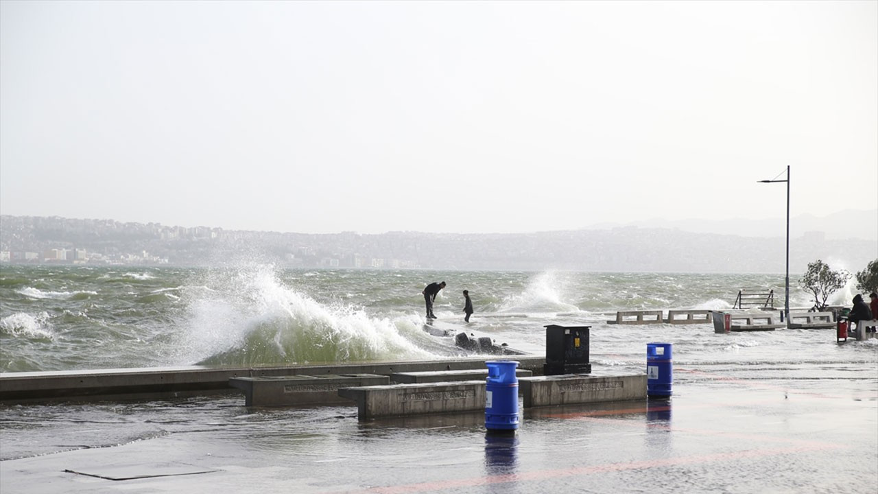 İzmir'de fırtına nedeniyle deniz taştı