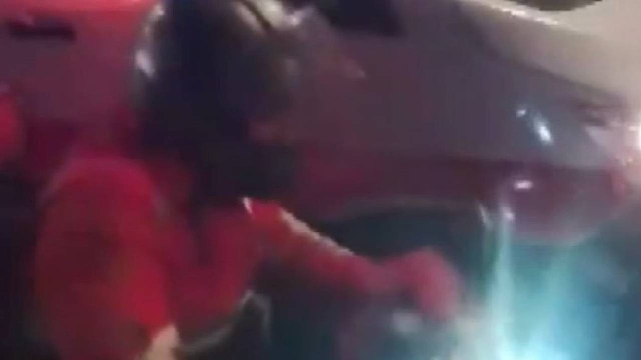 Fırtınada köprüyü geçmeye çalışan motokuryeye ambulans ve metrobüs kalkan oldu (Video)