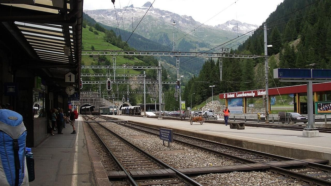 İsviçre'de 80 yolcuyu taşıyan tren raydan çıktı, ulaşım kesintiye uğradı