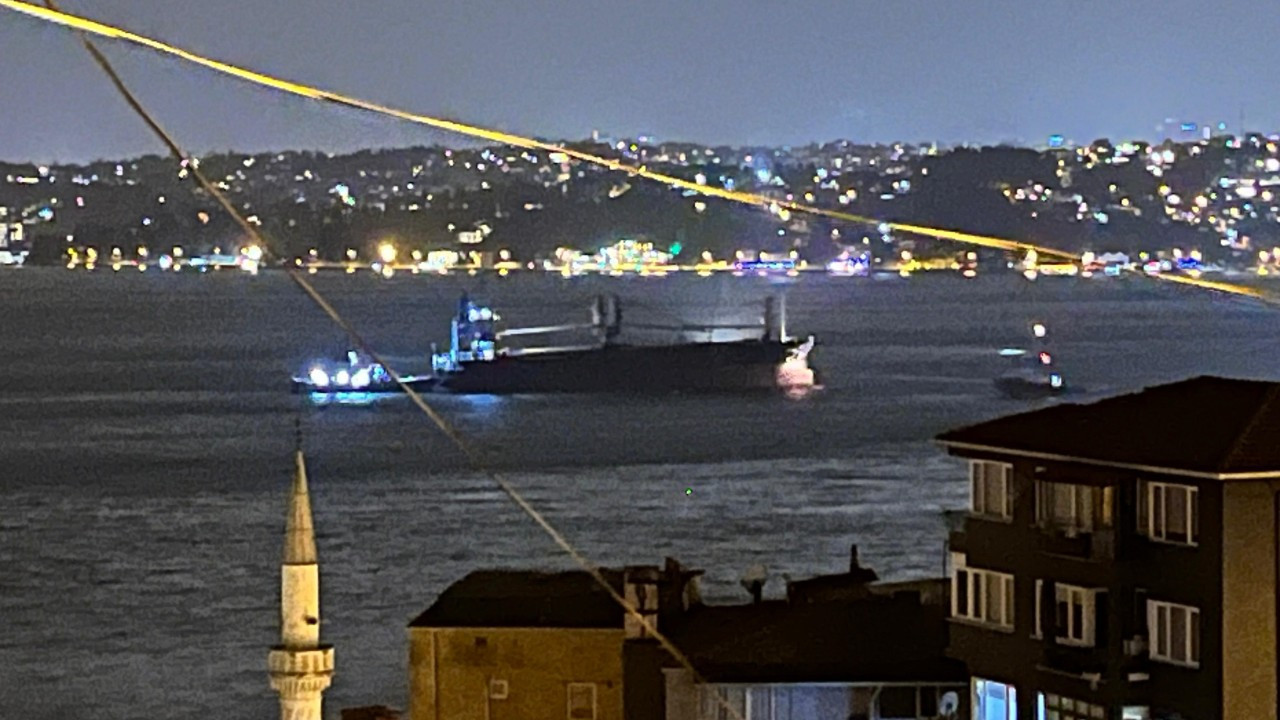 Sarıyer açıklarında kurtarılan gemi bu kez İstanbul Boğazı’nda fırtınaya yakalandı
