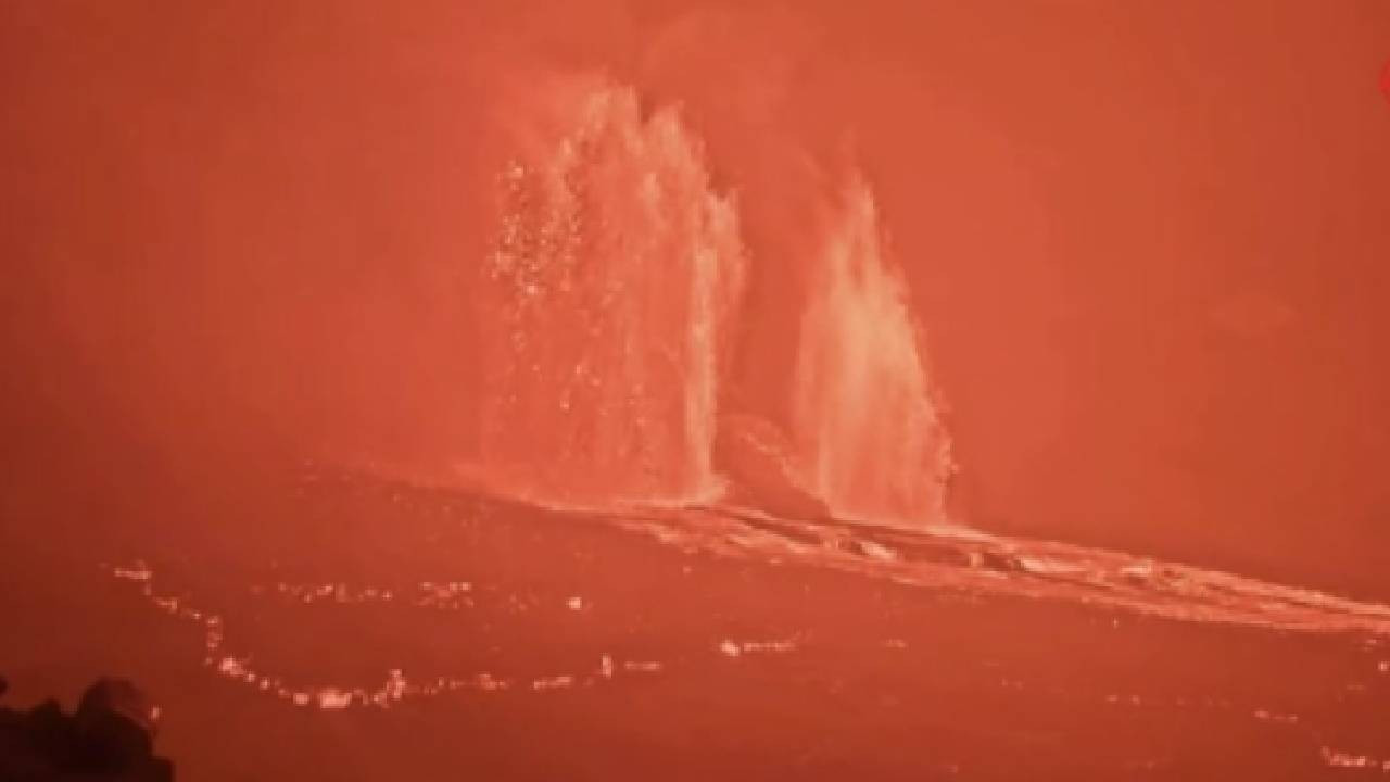 Yanardağda 42. patlama: Lavlar 300 metreye yükseldi (Video)