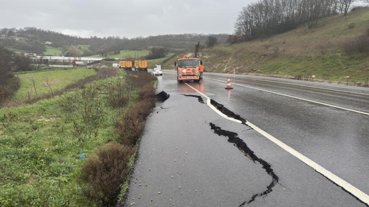Balıkesir'i sağanak vurdu, yollarda yarıklar meydana geldi
