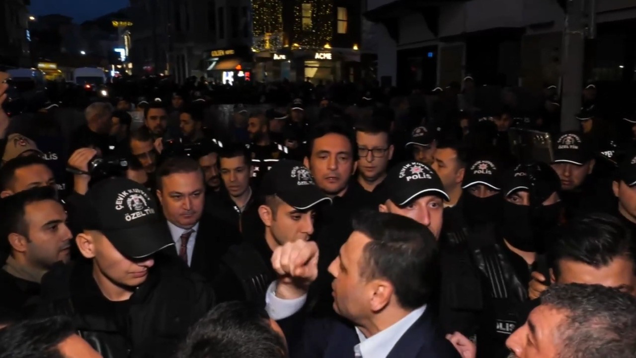 CHP'nin köprü yürüyüşü! Özgür Çelik'in önü kesildi: Duvardan mı çıkalım?