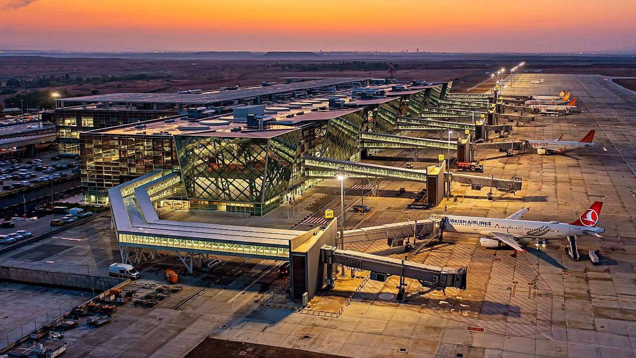 KKTC'de hava trafik kontrolörleri iş bıraktı: Hava trafiği durdu