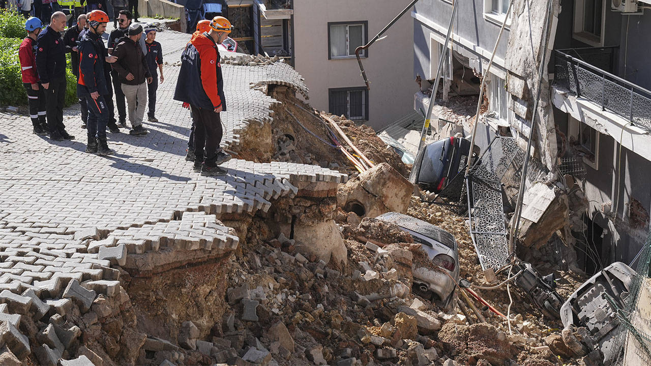 Yağış sonrası çöken istinat duvarının müteahhidi İzmir'de gözaltına alındı