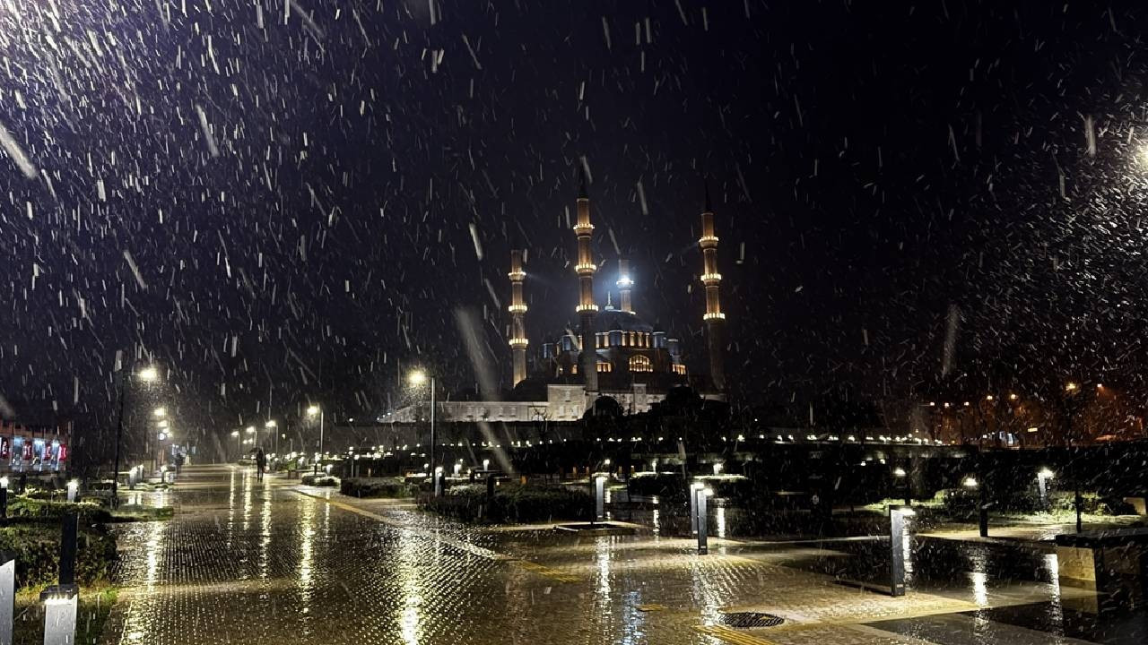 Edirne'de kar yağışı başladı: Ne zaman sona erecek?