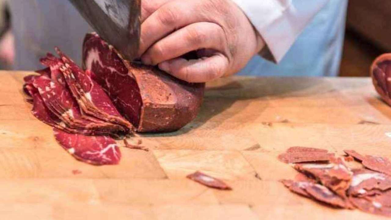 Pastırmanın dilimi 65 liraya, hurmanın kilosu 1000 liraya dayandı!