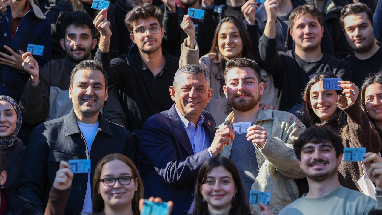 Özel’den Boğaziçi’ne destek ziyareti: Öğrenci kartlarıyla poz verdiler!