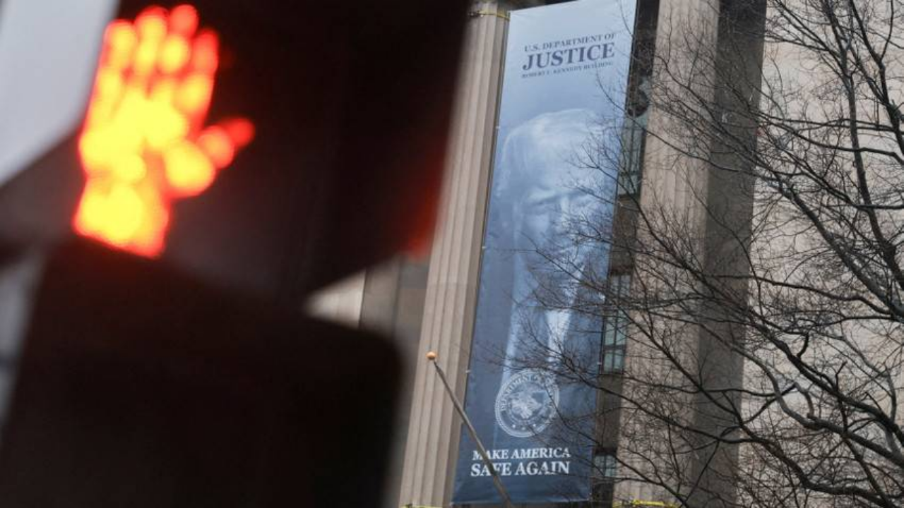 ABD Adalet Bakanlığı'na Trump'ın dev posteri asıldı
