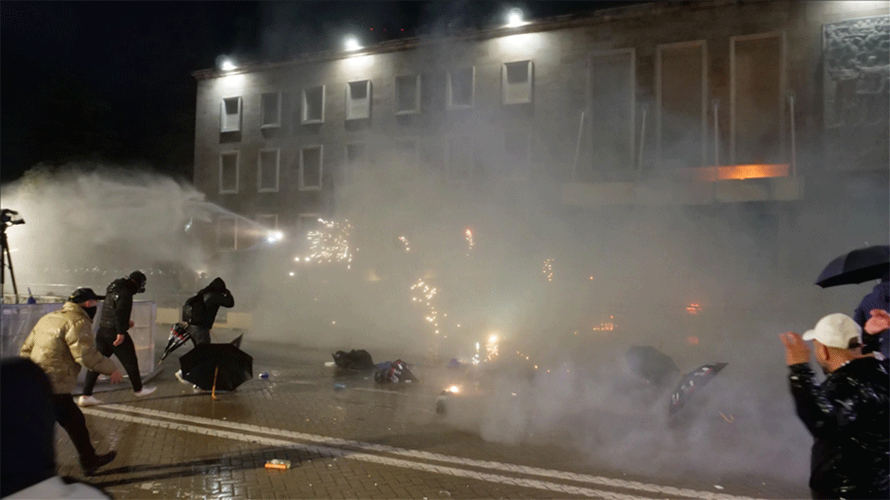 Arnavutluk’ta muhalefet sokağa indi: Tiran’da hükümete yolsuzluk protestosu