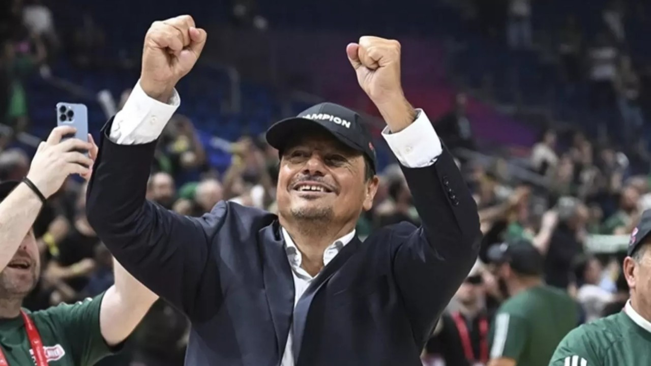 Ergin Ataman, Panathinaikos ile bir kupa daha kaldırdı