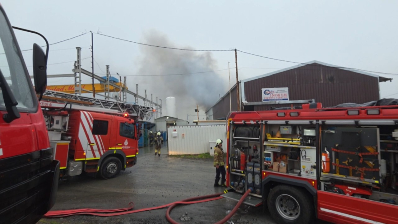 Eyüpsultan’da üç iş yerinde yangın: İtfaiyenin müdahalesi sürüyor