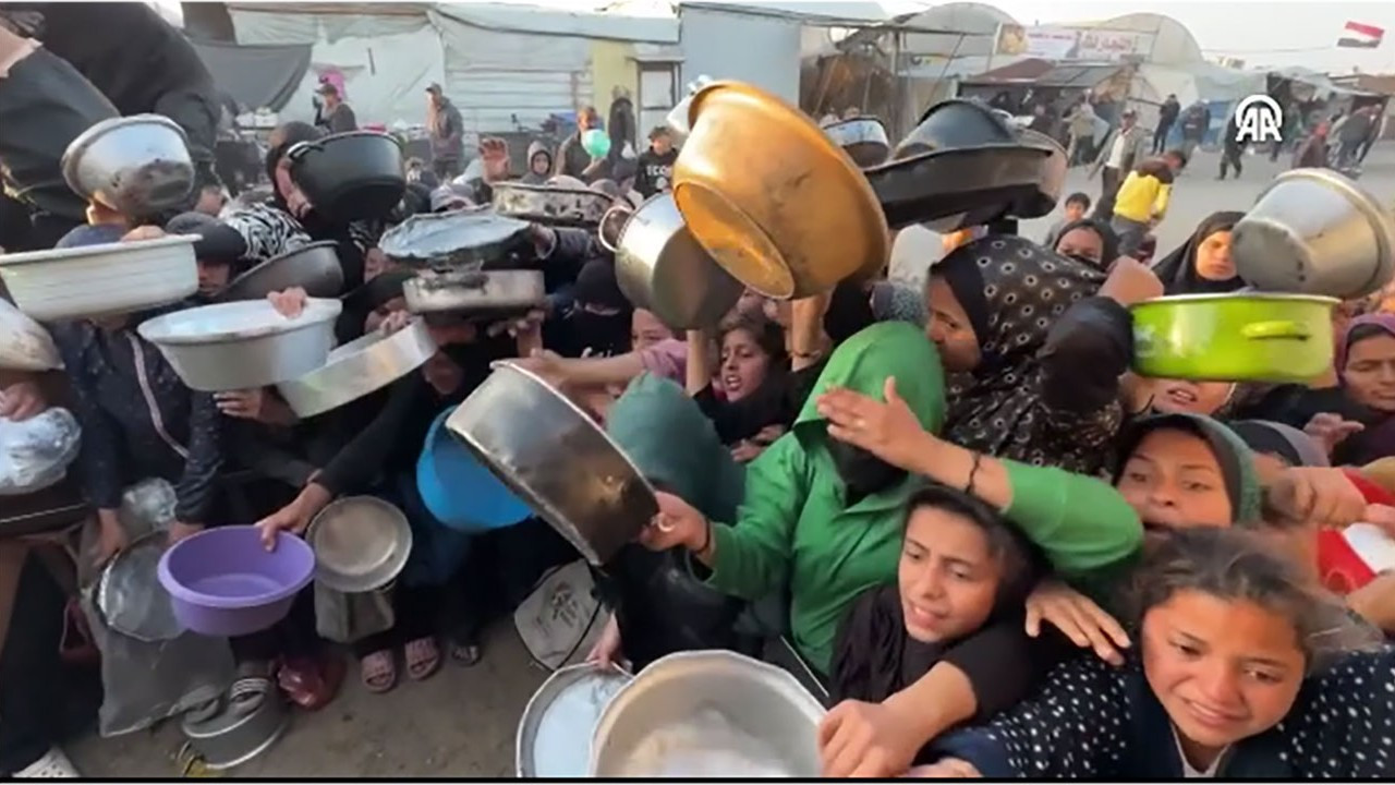 Gazze’de iftarda sıcak yemek dağıtımında izdiham yaşandı