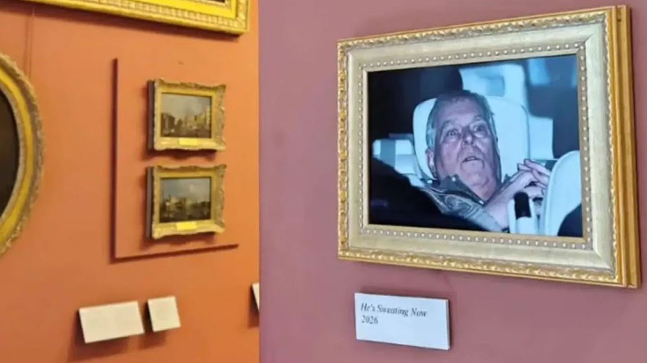 Eski Prens Andrew'un tutuklanma fotoğrafı Louvre'a asıldı