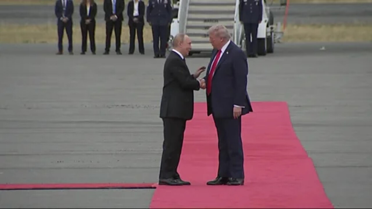 Almanya Savunma Bakanı: Trump’ın Alaska’da Putin’i kırmızı halıyla karşılaması savaşın seyrini değiştirdi