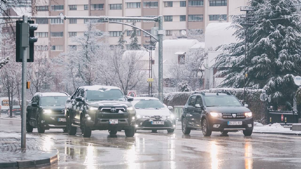 Ankara'da yağmur kara döndü, kent beyaza büründü