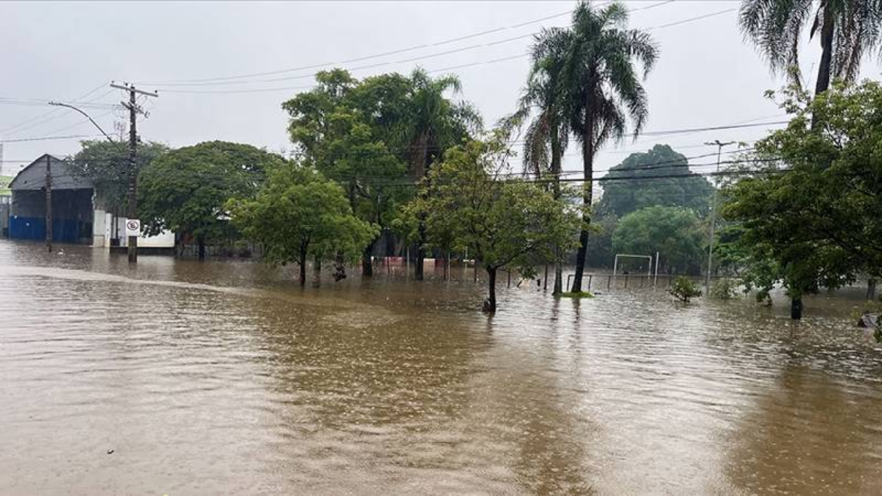 Brezilya'da şiddetli yağışların yol açtığı sellerde yaşamını yitirenlerin sayısı 30'a çıktı
